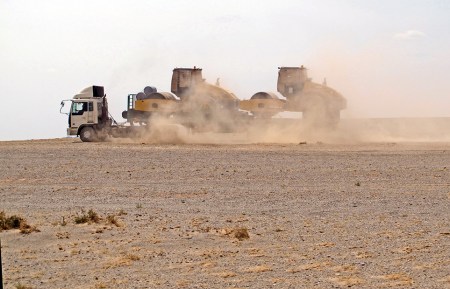 MONGOLIA 197 (GOBI- HACIA BOGD SUM) ESTOS CAMIONES VAN A LOS YACIMIENTOS DE URANIO QUE HAN DESCUBIERO RECIENTEMENTE EN EL SUROESTE