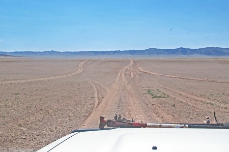 MONGOLIA 198 (GOBI- HACIA BOGD SUM) TANTAS PISTAS NO PUEDE SIGNIFICAR MAS QUE NOS ACERCAMOS A UNA POBLACION