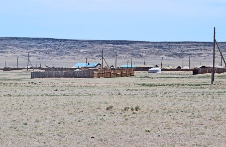 MONGOLIA 203 (GOBI- BOGD SUM} EL PUEBLECITO ES VERDADERAMENTE PEQUEÑO