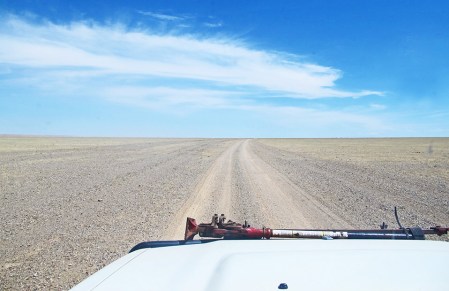 MONGOLIA 206 (GOBI- DE BOGD SUM A BULGAN) EN PISTA