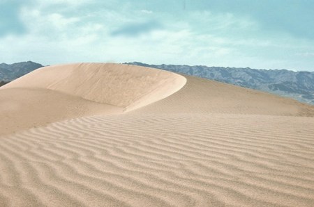 MONGOLIA 219 (GOBI- DE BOGD SUM A BULGAN) EL DIA ESTA NUBLADO