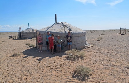 MONGOLIA 224 (GOBI- DE BOGD SUM A BULGAN) LA YURTA DE ATRAS TIENE UN PANEL SOLAR
