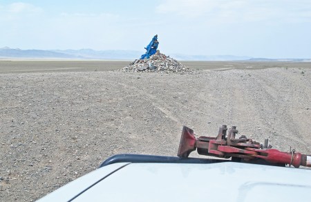 MONGOLIA 230 (GOBI- DE BOGD SUM A BULGAN) COMO SIEMPRE EN MEDIO DE LA NADA EL OMNIPRESNTE OVOO