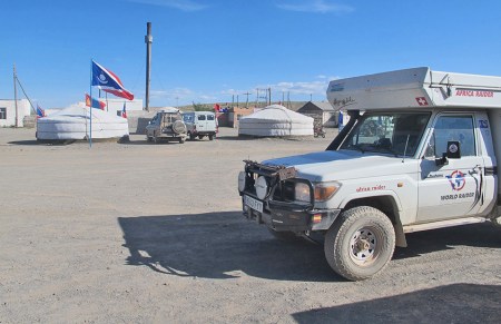 MONGOLIA 243 (GOBI- BULGAN) LAS YURTAS Y LOS COCHES SON DE POLITICOS QUE HAN VENIDO A HACER CAMPAÑA