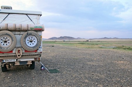 MONGOLIA 268 (HACIA UVURKHUSHUUT) ACAMPANDO CERCA DE LA REGION DE DOLGON, EN UNA ZONA LLENA DE YURTAS