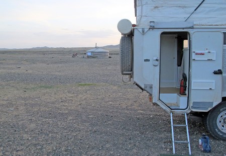 MONGOLIA 269 (HACIA UVURKHUSHUUT) POR CORTESIA HEMOS PEDIDO PERMISO PARA DORMIR EN LA ZONA A NUESTROS VECINO