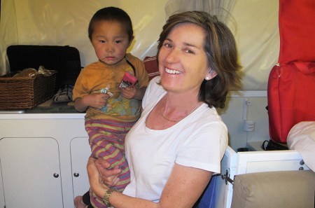 MONGOLIA 270 (HACIA UVURKHUSHUUT) A LA PRIMERA HORA HEMOS RECIBIDO LA VISITA EN NUESTRO COCHE UNA VISITA INESPERADA