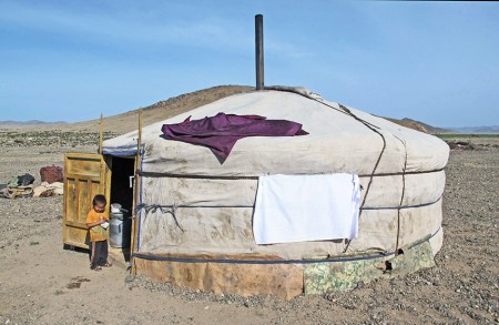 MONGOLIA 274 (HACIA UVURKHUSHUUT) UNA INVITACION PARA ENTRAR EN LA YURTA (LOS MONGOLES LES LLAMAN GER)