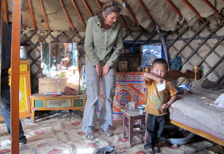 MONGOLIA 275 (HACIA UVURKHUSHUUT) EL TRENCITAS HACIENDO DE ANFITRION