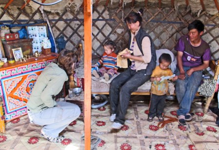 MONGOLIA 276 (HACIA UVURKHUSHUUT) LA FAMILIA AL COMPLETO