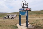 MONGOLIA 285 (HACIA UVURKHUSHUUT) MONUMENTO A LA ENTRADA DE BURG SUM