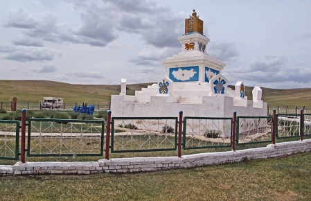 MONGOLIA 294 (HACIA UVURKHUSHUUT) ESTE ES UN LUGAR DE PEREGRINAJE PARA LOS MONGOLES