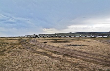 MONGOLIA 298 (KARAKORUM-EL MONASTERIO DE ERDENE ZUU) VISTA GENERAL, MURO QUE RODEA EL MONASTERIO TIENE CUARTO LADOS DE 400 M. DE LARGO CADA UNO, CULMINADOS POR100 ESTUPAS BLANCAS (TORRES)