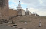 MONGOLIA 299 (KARAKORUM-EL MONASTERIO DE ERDENE ZUU) MURO EXTERIOR, LAS 100 ESTUPAS ESTAN A 15 M. DE DISTANCIA LAS UNAS DE LAS OTRAS