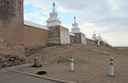 MONGOLIA 299 (KARAKORUM-EL MONASTERIO DE ERDENE ZUU) MURO EXTERIOR, LAS 100 ESTUPAS ESTAN A 15 M. DE DISTANCIA LAS UNAS DE LAS OTRAS