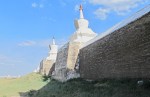 MONGOLIA 300 (KARAKORUM-EL MONASTERIO DE ERDENE ZUU) MURO INTERIOR, EN VEZ DE 100 ESTUPAS SE PENSO QUE HUBIERA 108, EL CUAL ES UN NUMERO SAGRADO DEL BUDISMO