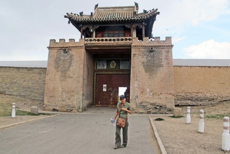 MONGOLIA 302 (KARAKORUM-EL MONASTERIO DE ERDENE ZUU) ENTRADA OESTE, EL NOMBRE DEL MONASTERIO SIGNIFICA, SEGÚN LA TRADICION, CIEN TESOROS