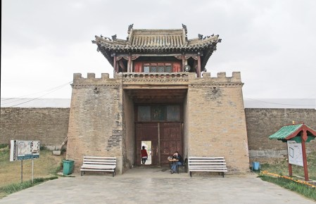MONGOLIA 305 (KARAKORUM-EL MONASTERIO DE ERDENE ZUU) INTERIOR DE LA ENTRADA OESTE, EL RECINTO TIENE CUATRO ENTRADAS