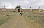 MONGOLIA 306 (KARAKORUM-EL MONASTERIO DE ERDENE ZUU) LAS 4 ENTRADAS ESTAN DIRIGIDAS A LOS 4 PUNTOS CARDINALES, ESTA ES LA ENTRADA ESTE