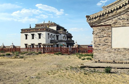 MONGOLIA 324 (KARAKORUM-EL MONASTERIO DE ERDENE ZUU) TEMPLO LAVRIN SUM DONDE SE CELEBRAN CEREMONIAS CADA MAÑANA A LAS 11