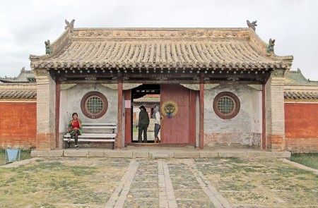 MONGOLIA 330 (KARAKORUM-EL MONASTERIO DE ERDENE ZUU) EL GRAN TEMPLO ZUU DE BUDA, ENTRADA PRINCIPAL AL CONJUNTO DE LOS MONUMENTOS