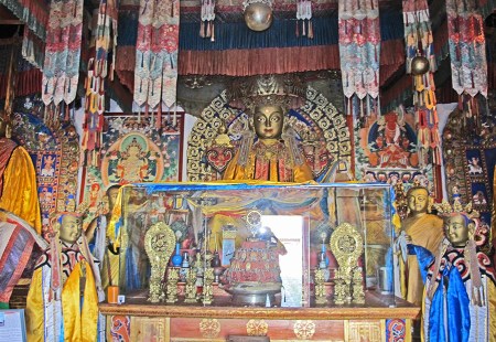 MONGOLIA 338 (KARAKORUM-EL MONASTERIO DE ERDENE ZUU) EL GRAN TEMPLO ZUU DE BUDA, LA ESTATUA DE BUDA INFANTIL CON LA DEIDADES OTOCH Y AMIDA A LOS LADOS