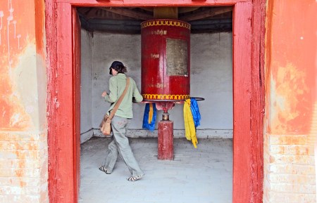 MONGOLIA 339 (KARAKORUM-EL MONASTERIO DE ERDENE ZUU) EL GRAN TEMPLO ZUU DE BUDA, PLEGARIAS EN LA RUEDA DE LA ETERNIDAD