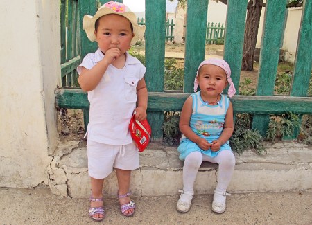 MONGOLIA 355 (KARAKORUM) DOS PRINCESITAS LOCALES