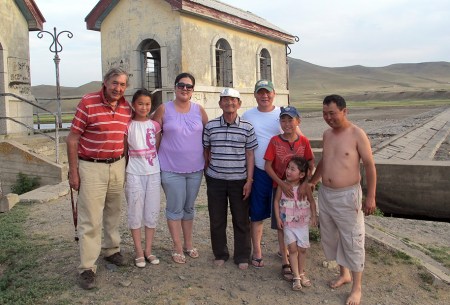 MONGOLIA 359 (KARAKORUM) UNA FAMILIA MONGOL, LA SEÑORA HABLABA PERFECTAMENTE EL CASTELLANO, Y LO MAS INCREIBLE ES QUE JAMAS SALIO DE MONGOLIA