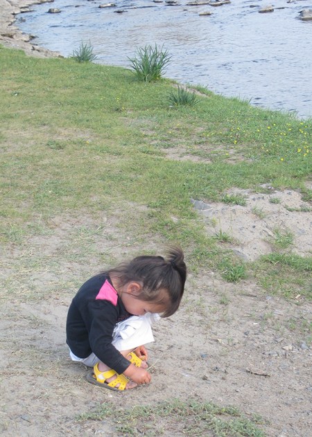 MONGOLIA 360 (KARAKORUM) UNA CHIQUITA SUPER TIMIDA