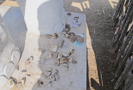 MONGOLIA 367 (KARAKORUM) COMO TODAS LAS OFRENDAS NADIE TOCA NADA INCLUSO EL DINERO