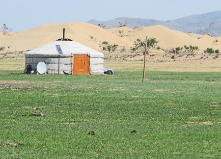 MONGOLIA 394 (CERCA DE LAS DUNAS ELSEN TASARKHAI) EN LA YURTA TIENEN PANELES SOLARES Y T.V. UN LUJO
