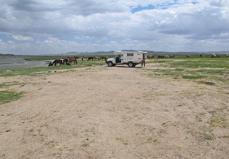 MONGOLIA 407 (EL RIO TUUL) UN BUEN LUGAR PARA ACAMPAR