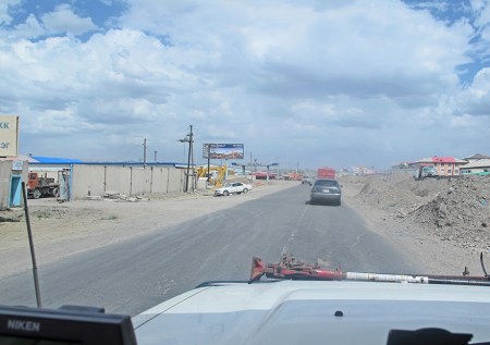 MONGOLIA 410 (ENTRADA A ULAN BATOR) SOLO UNA CARRETERA EN ESTADO CONDUCE AL CENTRO