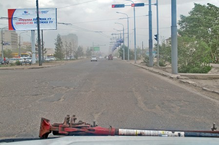 MONGOLIA 411 (ENTRADA A ULAN BATOR) EL COMIENZO DEL CENTRO, MAS DE DOS HORAS PARA LLEGAR Y SOLO HEMOS HECHO 16 KM.