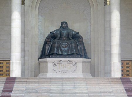 MONGOLIA 419 (EL CENTRO DE ULAN BATOR) LA GRAN ESTATUA DE GENGUIS KAN EN EL PALACIO DEL GOBIERNO, TERMINADA EN 2006 QUE FUE EL ANIVERSARIO DE LOS 800 AÑOS DE SU CORONACION