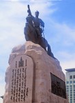 MONGOLIA 420 (EL CENTRO DE ULAN BATOR) LA ESTATUA AL CABALLO DE DAMDIN SUKHBAATAR (1893 - 1923) EL PADRE DE LA MONGOLIA MODERNA