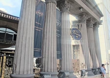 MONGOLIA 424 (EL CENTRO DE ULAN BATOR) NOS HAN RECOMENDADO ESTE RESTAURANTE, PORQUE SE COME LA MEJOR COCINA MONGOL