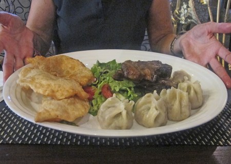 MONGOLIA 426 (EL CENTRO DE ULAN BATOR) PLATO COMPUESTO DE BUZZ ALBONDIGAS DE CARNE ENVUELTAS EN PASTA, KHUUSHUUR ESPECIE DE BUÑUELOS FRITOS EN GRASA DE CORDERO Y CARNE ASADA DE CABALLO
