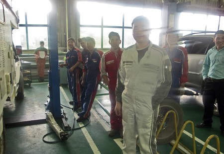 MONGOLIA 434 (EL CENTRO DE ULAN BATOR) LOS MECANICOS TIENEN DIFICULTADES A CREER QUE VENIMOS DESDE ESPAÑA EN UN SOLO COCHE NO CON UN GRUPO