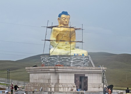 MONGOLIA 435 (HACIA EL NORTE) UN PEQUEÑO TEMPLO EN NUESTRO CAMINO, REPARANDO UN BUDA