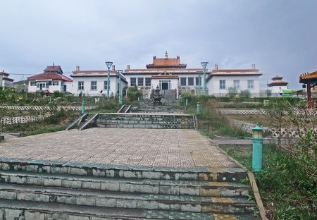 MONGOLIA 436 (HACIA EL NORTE) UN PEQUEÑO TEMPLO EN NUESTRO CAMINO, ESCALERAS DE ENTRADA