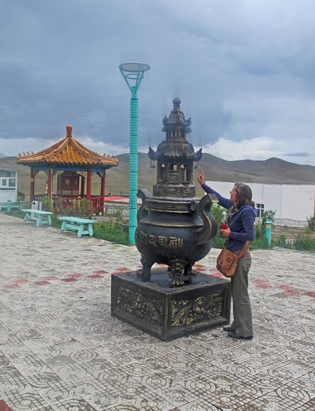 MONGOLIA 437 (HACIA EL NORTE) UN PEQUEÑO TEMPLO EN NUESTRO CAMINO, UN INCENSARIO