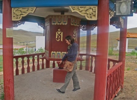 MONGOLIA 440 (HACIA EL NORTE) UN PEQUEÑO TEMPLO EN NUESTRO CAMINO, PETRA GIRANDO UN MOLINO DE ORACIONES