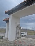 MONGOLIA 441 (HACIA EL NORTE) UN PEQUEÑO TEMPLO EN NUESTRO CAMINO, NUESTRO FIEL COCHE ESPERANDONOS A LA SALIDA