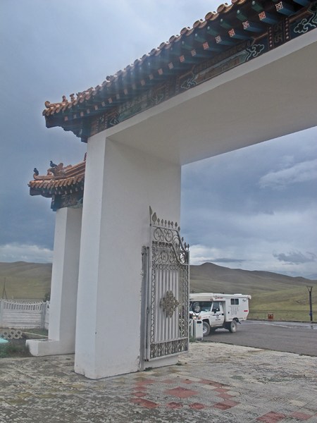 MONGOLIA 441 (HACIA EL NORTE) UN PEQUEÑO TEMPLO EN NUESTRO CAMINO, NUESTRO FIEL COCHE ESPERANDONOS A LA SALIDA
