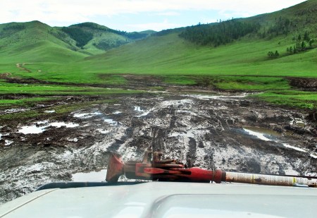 MONGOLIA 452 (EN PISTA AL MONASTERIO DE AMARBAYASGALANT) EL CAMINO ES POR MOMENTOS UNA VERDADERA PISTA DE PATINAJE