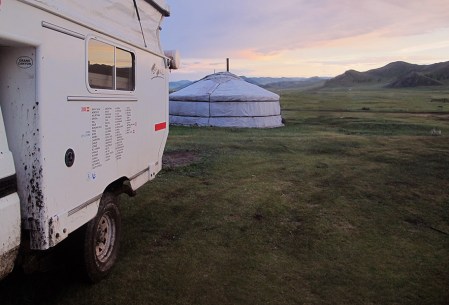 MONGOLIA 455 (EN PISTA AL MONASTERIO DE AMARBAYASGALANT) PASANDO LA NOCHE ENTRE LAS YURTAS