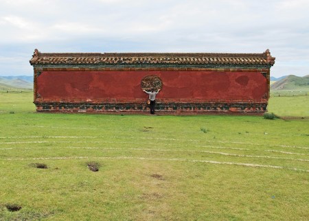 MONGOLIA 460 (EL MONASTERIO DE AMARBAYASGALANT) EL MURO DEL DRAGON, LA TRADICION DICE QUE DEBES TOCARLO SALIENDO DESDE EL CUARTO CIRCULO MARCADO EN EL SUELO ...