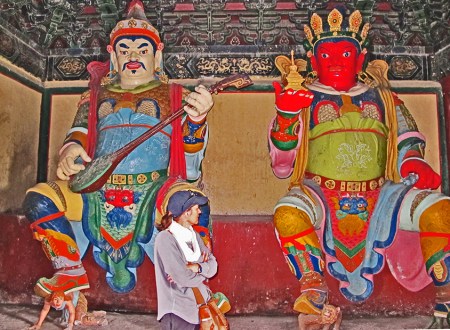 MONGOLIA 463 (EL MONASTERIO DE AMARBAYASGALANT) A LA ENTRADA SE ESCUENTRAN ESTAS FIGURAS ...